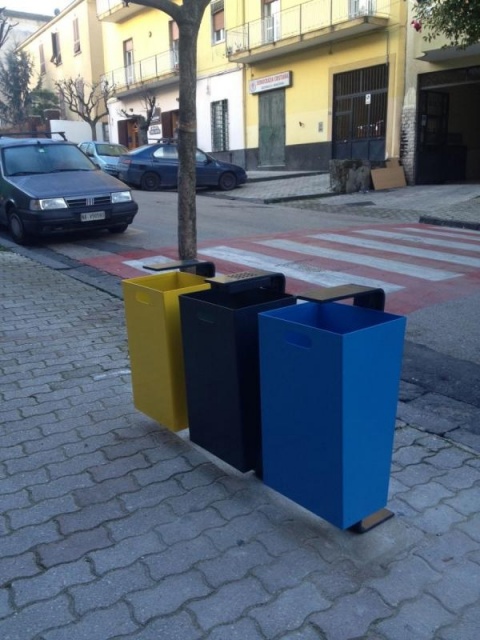 euroform w - arredo urbano - robusto cestino portarifiuti minimalista in acciaio di alta qualità per spazi aperti urbani - portarifiuti Zeta per la raccolta differenziata nei centri urbani