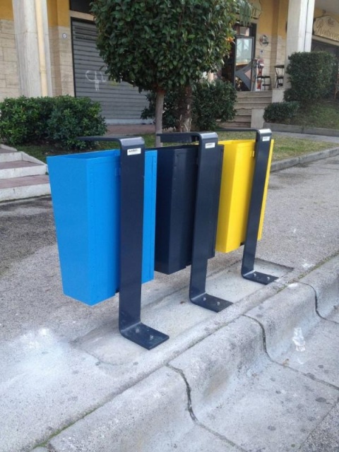 euroform w - arredo urbano - robusto cestino portarifiuti minimalista in acciaio di alta qualità per spazi aperti urbani - portarifiuti Zeta per la raccolta differenziata nei centri urbani