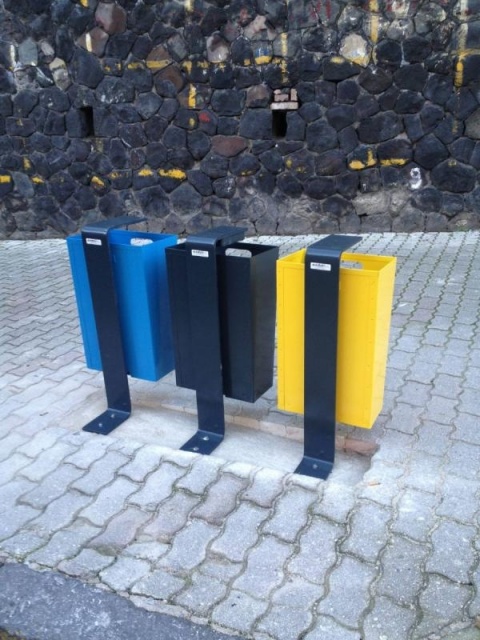 euroform w - Stadtmobiliar - robuster minimalistischer Abfallbehälter aus hochwertigem Metall für den städtischen Freiraum - Zeta Abfalleimer für Mülltrennung in Stadtzentrum