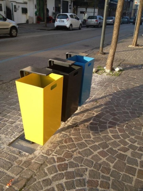 euroform w - arredo urbano - robusto cestino portarifiuti minimalista in acciaio di alta qualità per spazi aperti urbani - portarifiuti Zeta per la raccolta differenziata nei centri urbani