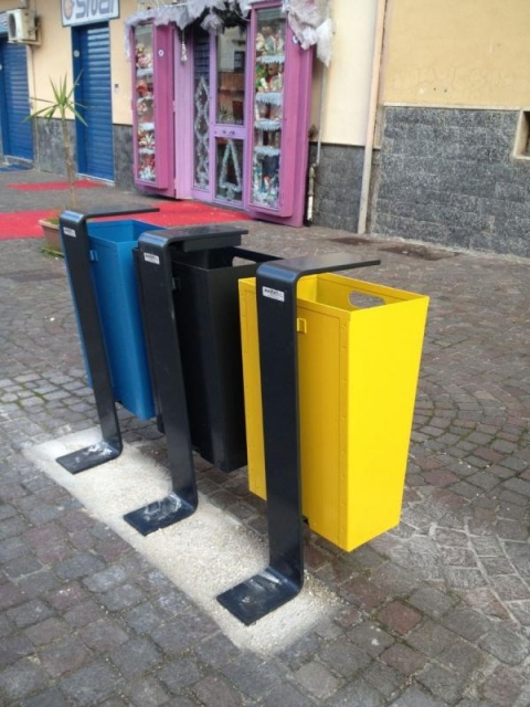 euroform w - street furniture - robust minimalist litter bin made of high quality steel for urban open space - Zeta litter bin for waste separation in city centre