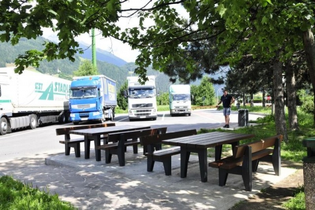 euroform w - Stadtmobiliar - robuste Bank aus Holz mit passendem Tisch für Raststationen, Restaurants - Picknick Tisch für städtischen Raum - Block 90 Picknick Set