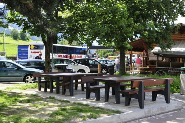 euroform w - Stadtmobiliar - robuste Bank aus Holz mit passendem Tisch für Raststationen, Restaurants - Picknick Tisch für städtischen Raum - Block 90 Picknick Set