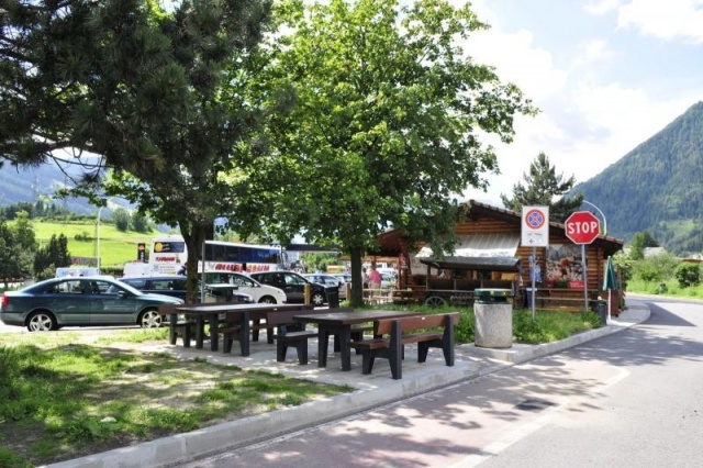 euroform w - Stadtmobiliar - robuste Bank aus Holz mit passendem Tisch für Raststationen, Restaurants - Picknick Tisch für städtischen Raum - Block 90 Picknick Set