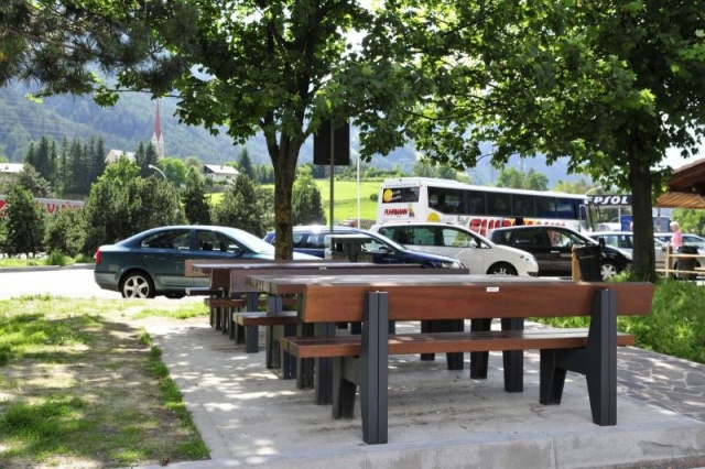 euroform w - Stadtmobiliar - robuste Bank aus Holz mit passendem Tisch für Raststationen, Restaurants - Picknick Tisch für städtischen Raum - Block 90 Picknick Set