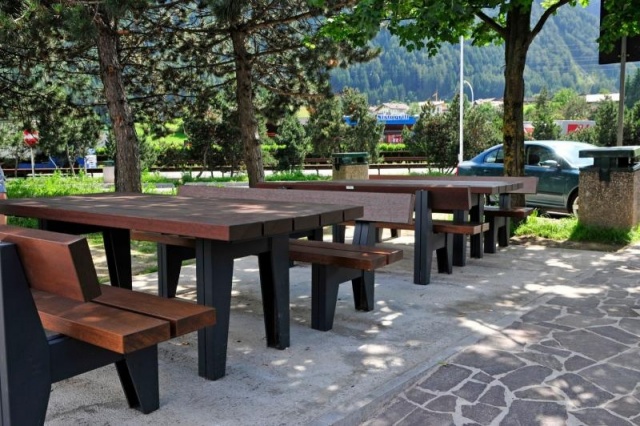 euroform w - Stadtmobiliar - robuste Bank aus Holz mit passendem Tisch für Raststationen, Restaurants - Picknick Tisch für städtischen Raum - Block 90 Picknick Set