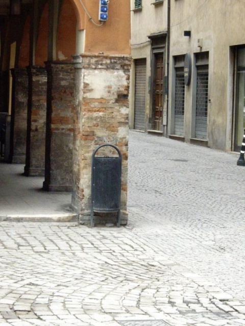 euroform w - street furniture - robust minimalist litter bin made of high quality steel for urban open space - Contour Litter Bin in City Centre 