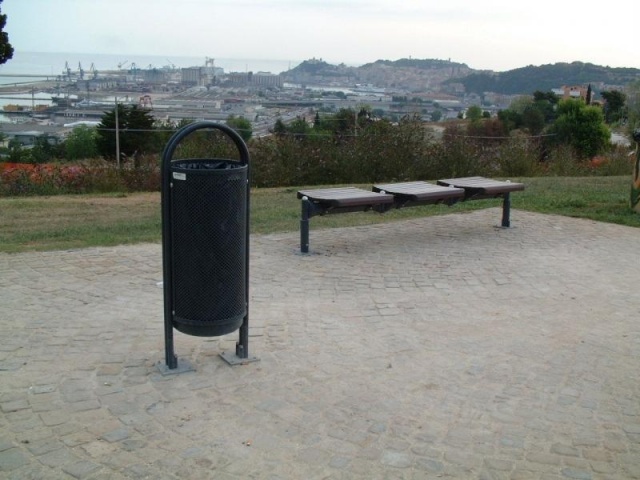 euroform w - arredo urbano - robusto cestino portarifiuti minimalista in acciaio di alta qualità per lo spazio urbano - portarifiuti Contour in centro città