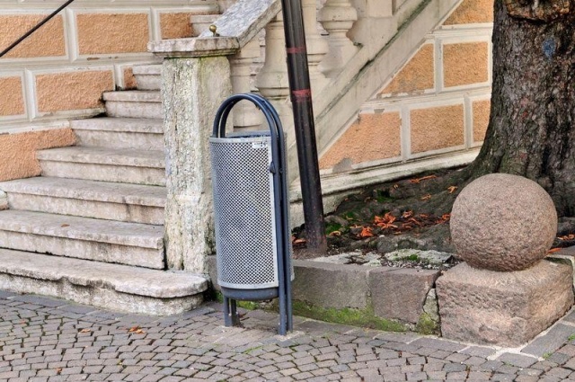 euroform w - street furniture - robust minimalist litter bin made of high quality steel for urban open space - Contour Litter Bin in City Centre 