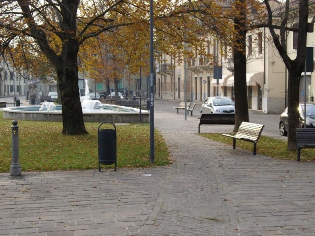 euroform w - street furniture - robust minimalist litter bin made of high quality steel for urban open space - Contour Litter Bin in City Centre 