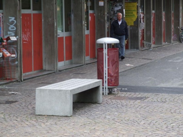 euroform w - Stadtmobiliar - robuster minimalistischer Abfallbehälter aus hochwertigem Stahl für den städtischen Freiraum - Contour Abfalleimer in Stadtzentrum 