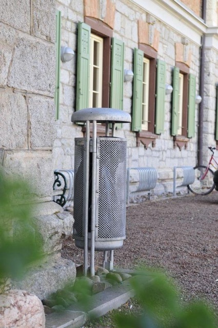 euroform w - street furniture - robust minimalist litter bin made of high quality steel for urban open space - Contour Litter Bin in City Centre 