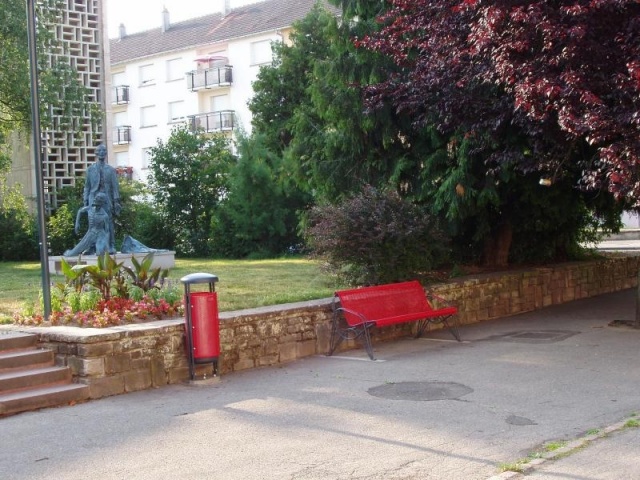 euroform w - street furniture - robust minimalist litter bin made of high quality steel for urban open space - Contour Litter Bin in City Centre 