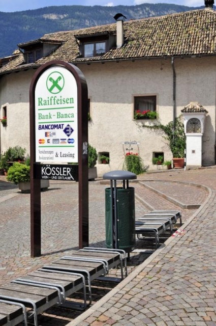 euroform w - street furniture - robust minimalist litter bin made of high quality steel for urban open space - Contour Litter Bin in City Centre 