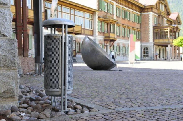 euroform w - street furniture - robust minimalist litter bin made of high quality steel for urban open space - Contour Litter Bin in City Centre 