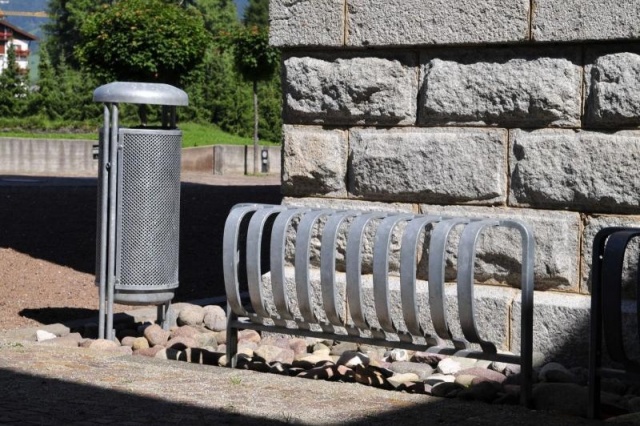 euroform w - street furniture - robust minimalist litter bin made of high quality steel for urban open space - Contour Litter Bin in City Centre 