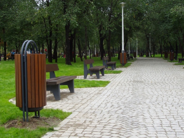 euroform w - street furniture - robust minimalist litter bin made of high quality steel and hardwood for urban space - Contour Litter Bin in public park in City Centre 