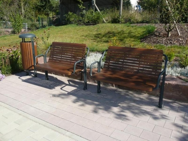 euroform w - street furniture - robust minimalist litter bin made of high quality steel and hardwood for urban space - Contour Litter Bin in City Centre 