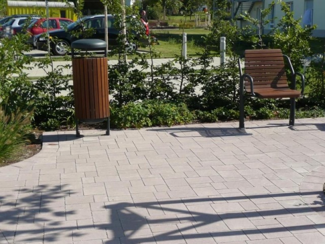 euroform w - arredo urbano - robusto cestino portarifiuti minimalista in acciaio di alta qualità e legno duro per lo spazio urbano - portarifiuti Contour in centro città