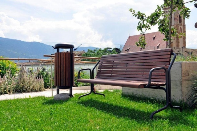 euroform w - arredo urbano - robusto cestino portarifiuti minimalista in acciaio di alta qualità e legno duro per lo spazio urbano - portarifiuti Contour in centro città