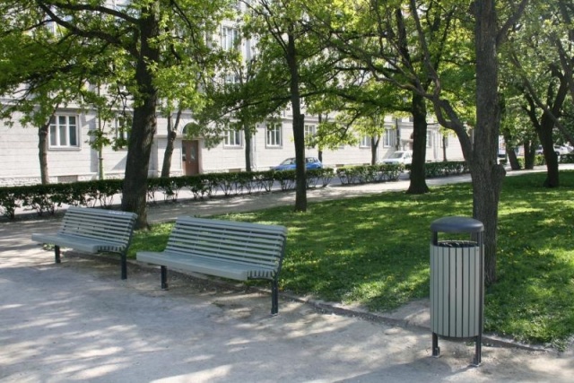 euroform w - street furniture - robust minimalist litter bin made of high quality steel and hardwood for urban space - Contour Litter Bin in public park in City Centre 