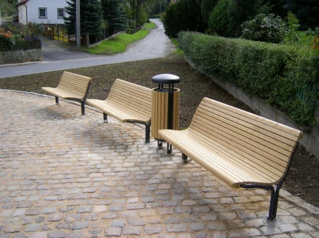 euroform w - street furniture - robust minimalist litter bin made of high quality steel and hardwood for urban space - Contour Litter Bin in City Centre 