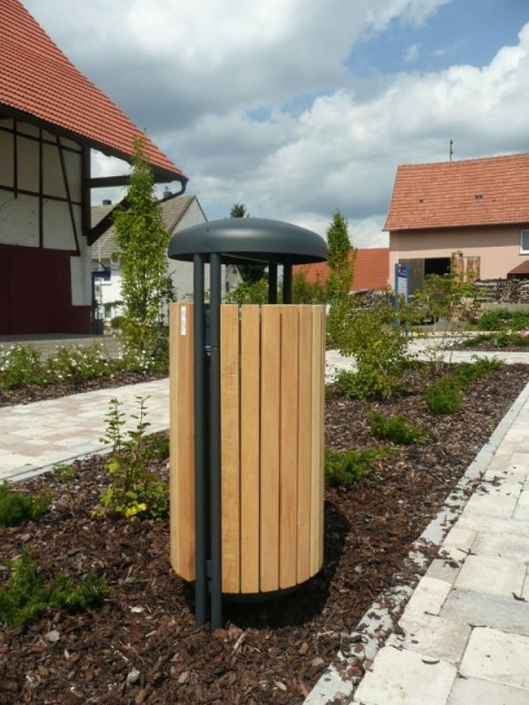 euroform w - street furniture - robust minimalist litter bin made of high quality steel and hardwood for urban space - Contour Litter Bin in City Centre 