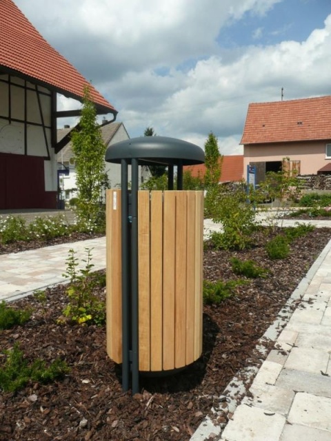 euroform w - arredo urbano - robusto cestino portarifiuti minimalista in acciaio di alta qualità e legno duro per lo spazio urbano - portarifiuti Contour in centro città