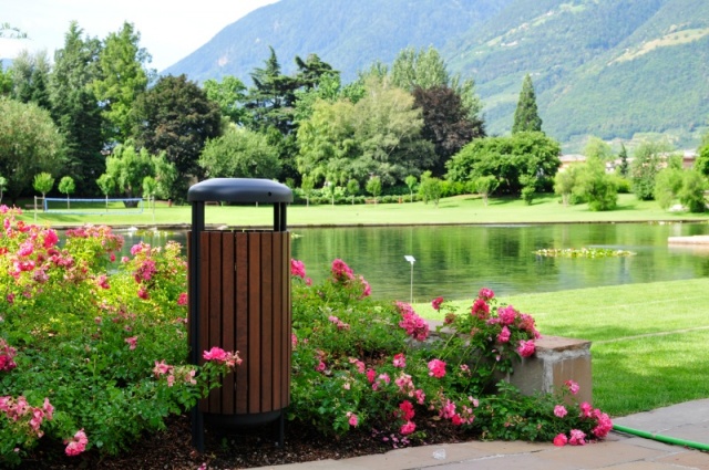 euroform w - street furniture - robust minimalist litter bin made of high quality steel and hardwood for urban space - Contour Litter Bin in public park in City Centre 