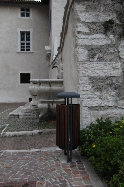 euroform w - street furniture - robust minimalist litter bin made of high quality steel and hardwood for urban space - Contour Litter Bin in City Centre 