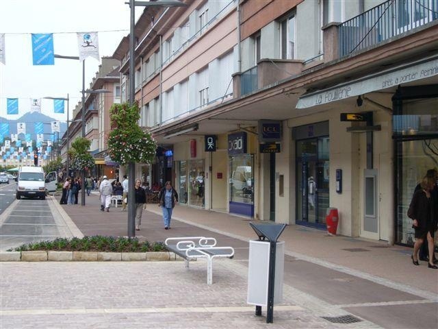 euroform w - street furniture - robust minimalist litter bin made of high quality steel for urban spaces - Scala litter bin in city centre 