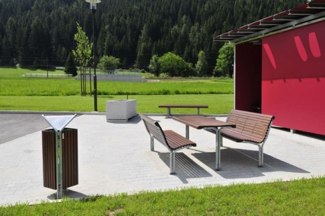 euroform w - arredo urbano - robusto cestino portarifiuti  minimalista in acciaio di alta qualità e legno duro per lo spazio urbano - Scala portarifiuti in parco pubblico in centro città 