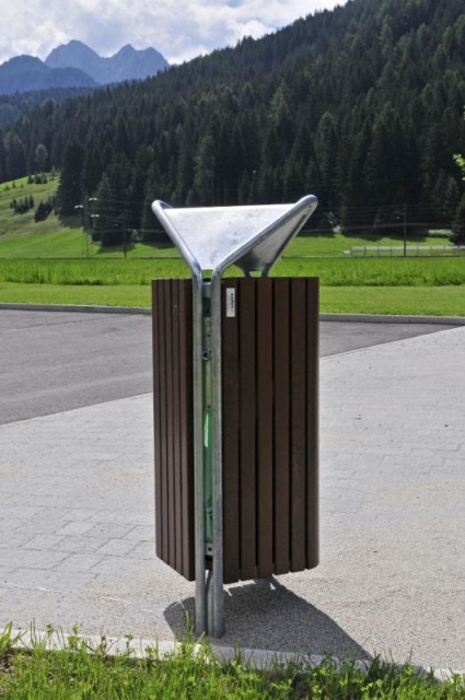 euroform w - Stadtmobiliar - robuster minimalistischer Abfallbehälter aus hochwertigem Stahl und Hartholz für den städtischen Freiraum - Scala Abfalleimer in Stadtzentrum 