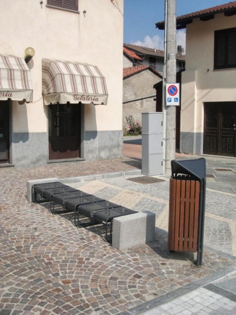 euroform w - arredo urbano - robusto cestino portarifiuti  minimalista in acciaio di alta qualità e legno duro per lo spazio urbano - Scala portarifiuti in centro città 