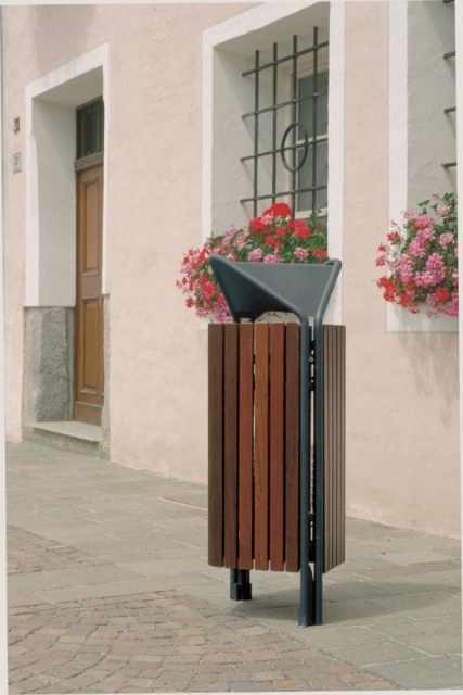 euroform w - arredo urbano - robusto cestino portarifiuti  minimalista in acciaio di alta qualità e legno duro per lo spazio urbano - Scala portarifiuti in centro città 