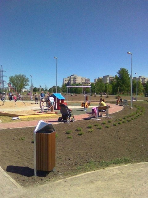 euroform w - street furniture - robust minimalist litter bin made of high quality steel and hardwood for urban open spaces - Scala litter bin in public park in city centre 