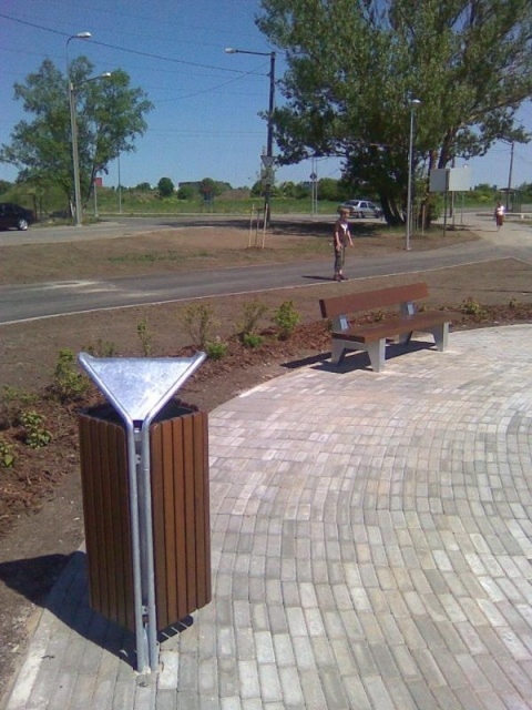 euroform w - street furniture - robust minimalist litter bin made of high quality steel and hardwood for urban open spaces - Scala litter bin in public park in city centre 