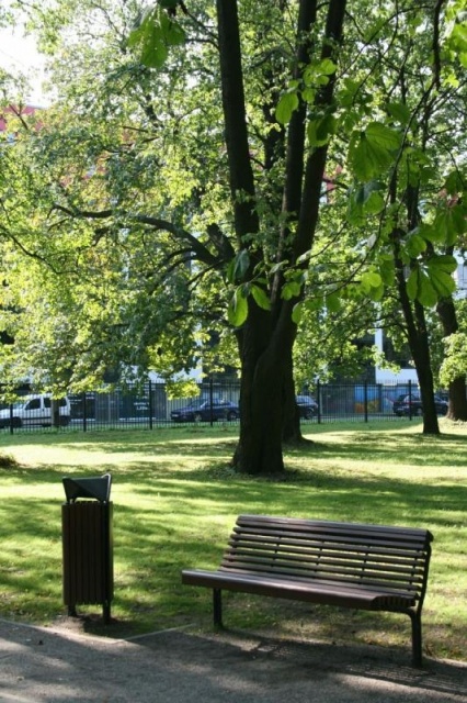 euroform w - street furniture - robust minimalist litter bin made of high quality steel and hardwood for urban open spaces - Scala litter bin in public park in city centre 