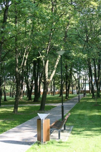 euroform w - street furniture - robust minimalist litter bin made of high quality steel and hardwood for urban open spaces - Scala litter bin in public park in city centre 