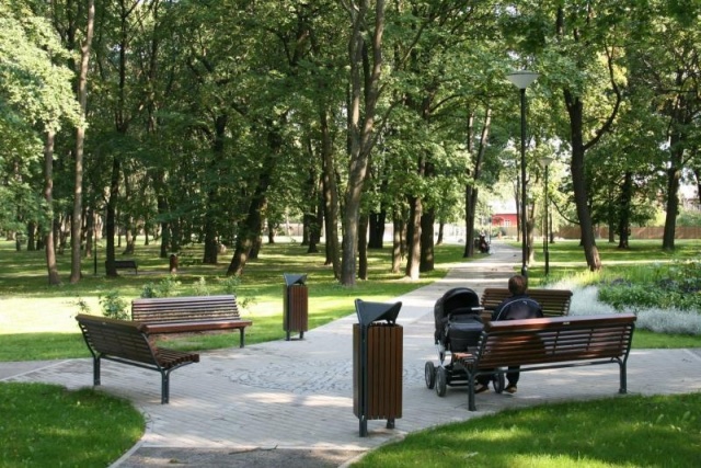 euroform w - street furniture - robust minimalist litter bin made of high quality steel and hardwood for urban open spaces - Scala litter bin in public park in city centre 