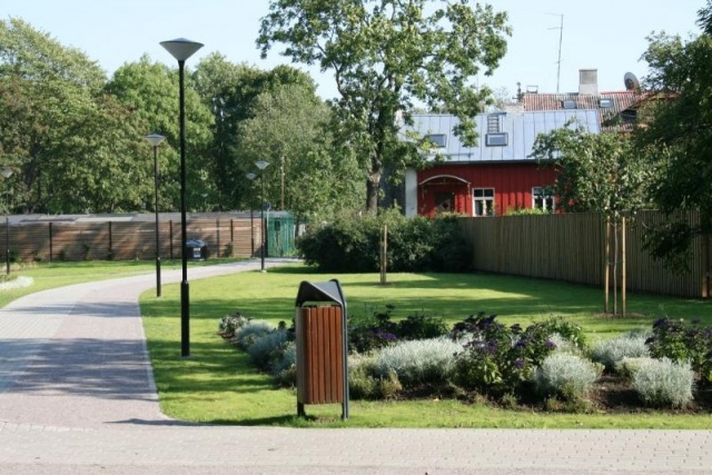 euroform w - street furniture - robust minimalist litter bin made of high quality steel and hardwood for urban open spaces - Scala litter bin in public park in city centre 