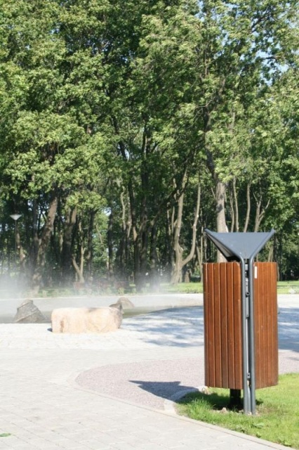 euroform w - street furniture - robust minimalist litter bin made of high quality steel and hardwood for urban open spaces - Scala litter bin in public park in city centre 