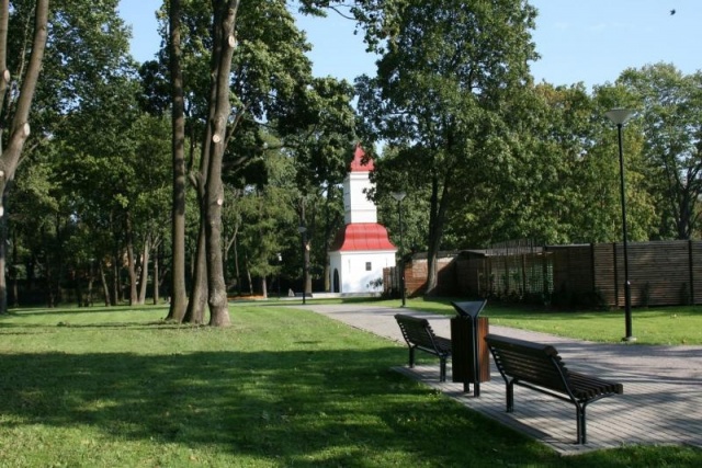 euroform w - street furniture - robust minimalist litter bin made of high quality steel and hardwood for urban open spaces - Scala litter bin in public park in city centre 