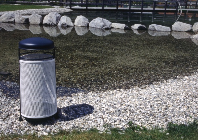 euroform w - street furniture - robust minimalist litter bin made of high quality steel for urban open spaces - Ambiente litter bin in city centre 