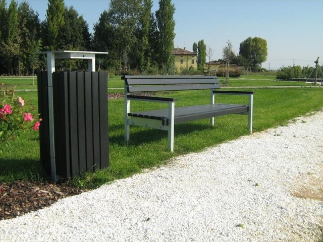 euroform w - street furniture - robust minimalist litter bin made of high-quality steel and hardwood for urban spaces - Quattro litter bin in city centre 