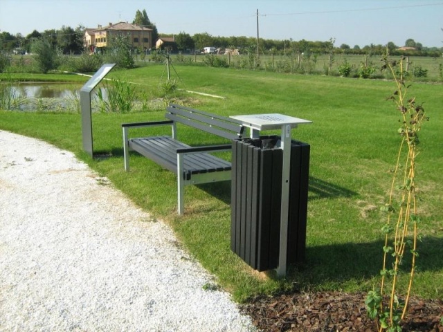 euroform w - street furniture - robust minimalist litter bin made of high-quality steel and hardwood for urban spaces - Quattro litter bin in city centre 