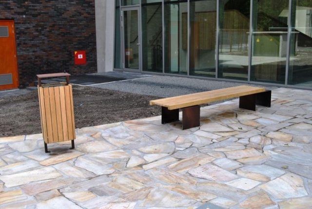 euroform w - arredo urbano - robusto cestino portarifiuti minimalista in acciaio di alta qualità e legno duro per lo spazio aperto urbano - Quattro Portarifiuti in centro città 