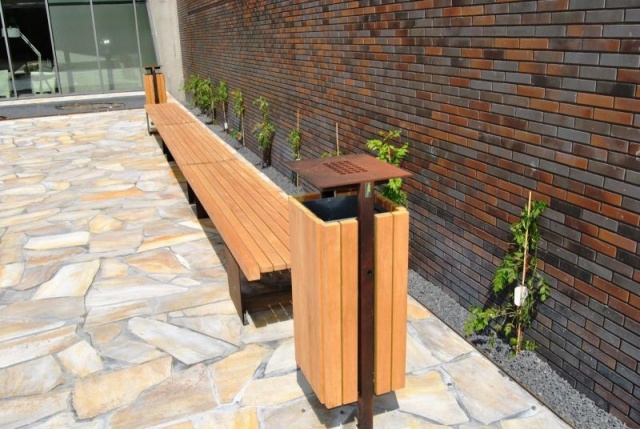 euroform w - arredo urbano - robusto cestino portarifiuti minimalista in acciaio di alta qualità e legno duro per lo spazio aperto urbano - Quattro Portarifiuti in centro città 