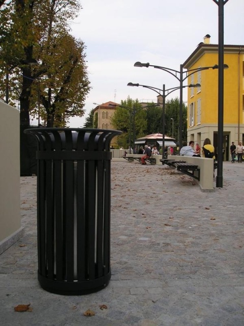 euroform w - arredo urbano - cestino portarifiuti robusto e minimalista in acciaio di alta qualità per spazi aperti urbani - Portarifiuti Tulip in centro città di Monaco