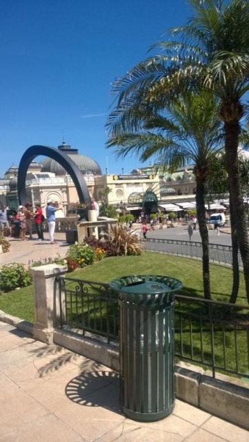 euroform w - Stadtmobiliar - robuster minimalistischer Abfallbehälter aus hochwertigem Stahl für den städtischen Freiraum - Tulip Abfalleimer im Stadtzentrum von Monaco